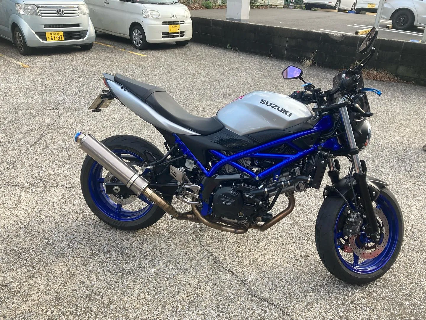 本日、SUZUKI SV650を洗車とガラス系ポリマーコーテ...