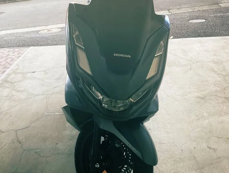 本日、HONDA PCX 160を洗車とガラス系ポリマーコー...