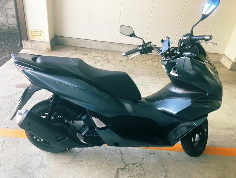 本日、HONDA PCX 160を洗車とガラス系ポリマーコー...