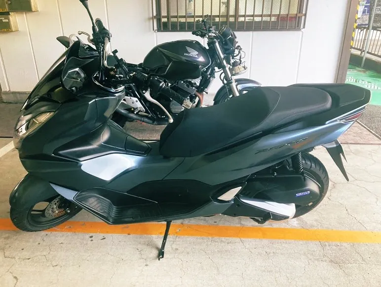 本日、HONDA PCX 160を洗車とガラス系ポリマーコー...