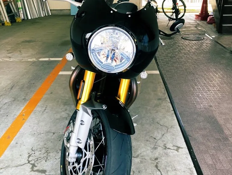 本日、THRUXTON 1200RSを洗車とガラス系ポリマー...