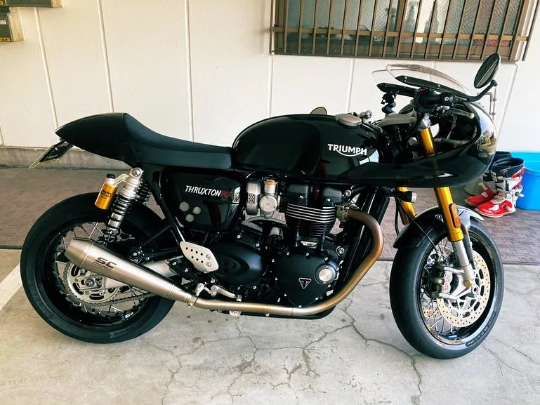 本日、THRUXTON 1200RSを洗車とガラス系ポリマー...