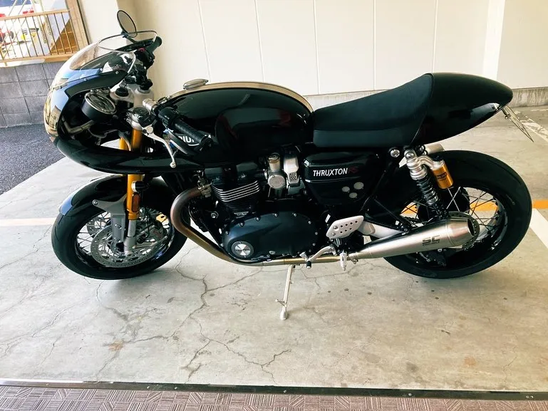 本日、THRUXTON 1200RSを洗車とガラス系ポリマー...