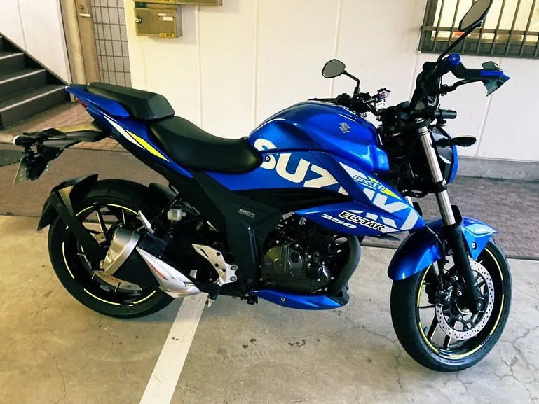 本日、SUZUKI ジクサ-250を洗車とガラス系ポリマーコ...