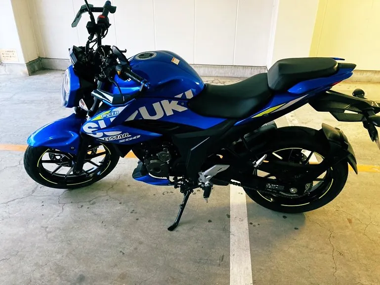 本日、SUZUKI ジクサ-250を洗車とガラス系ポリマーコ...