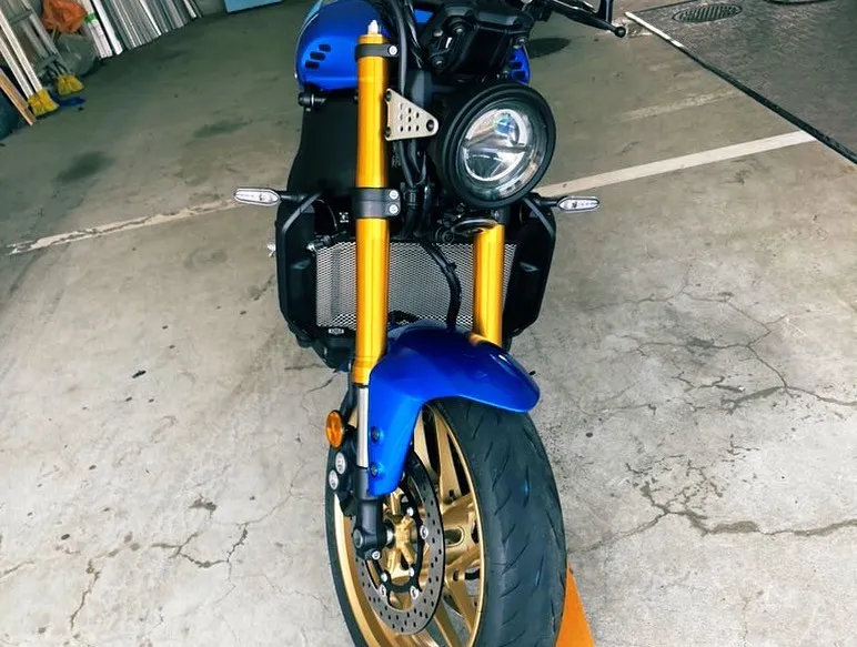 本日、YAMAHA XSR900を洗車とガラス系ポリマーコー...