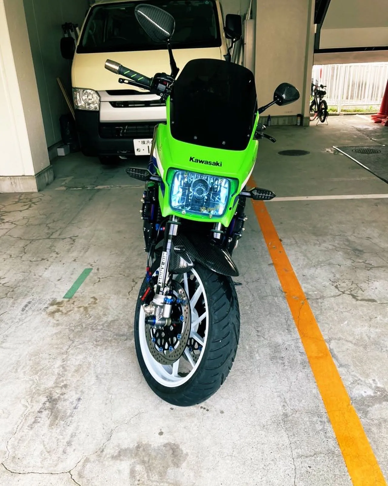 本日、Kawasaki zrx1200ダエグを洗車とガラス系...